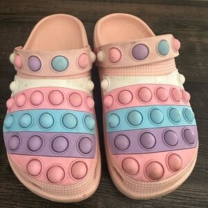 Girls’ Size 1.5 Pastel Pop-It Clogs – Pink, Blue & Purple